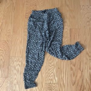 Black and white airy tapered bottoms size M